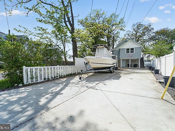 3rd image of 1400 Burke Rd