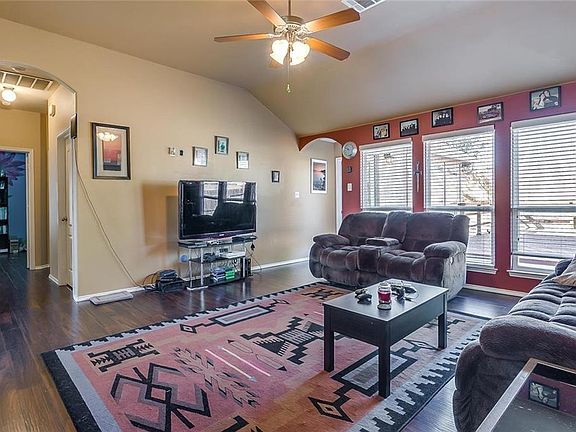 4th image of 912 Hidden Oaks Dr