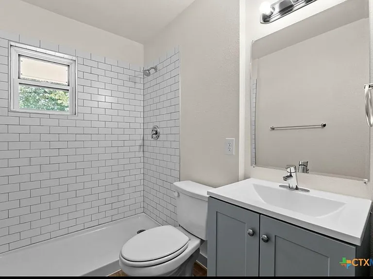 2109 W Avenue B #A — Photo 3