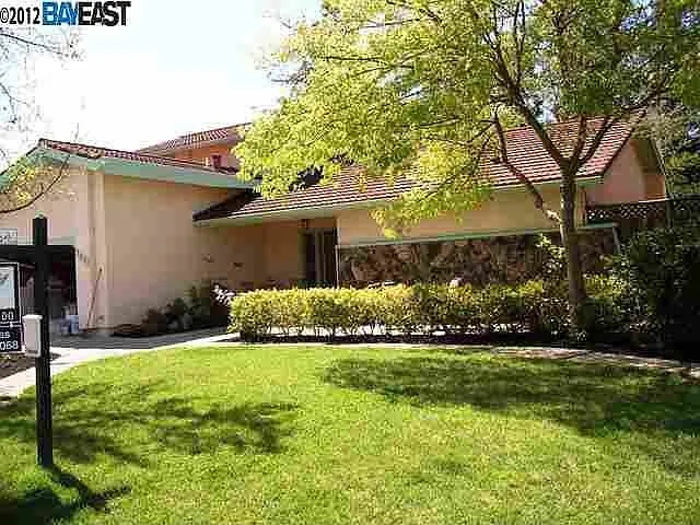 2483 Regent Rd photo 1