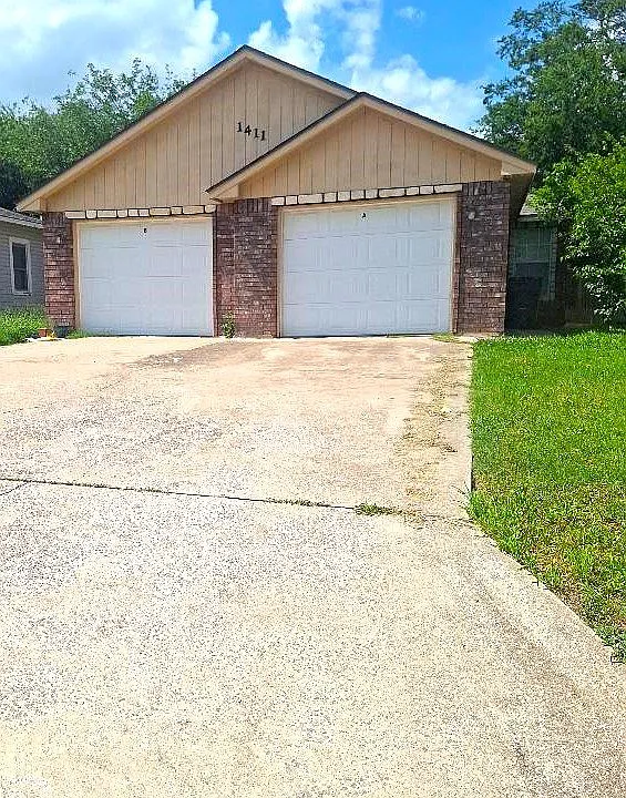 1411 NW Lake Ave #A