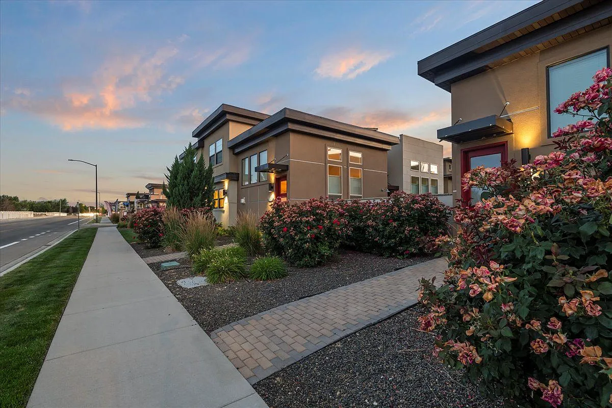 Verraso Village Townhomes — Photo 1