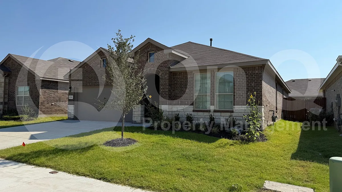 4 bed, 2.5 bath, 2033 sqft, $2,199 — Photo 2