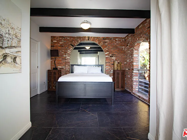 2144 Sunset Plaza Dr — Photo 15