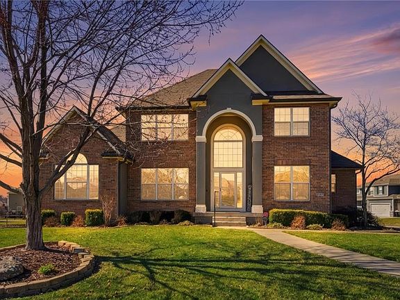 2nd image of 401 SE Hackamore Ct