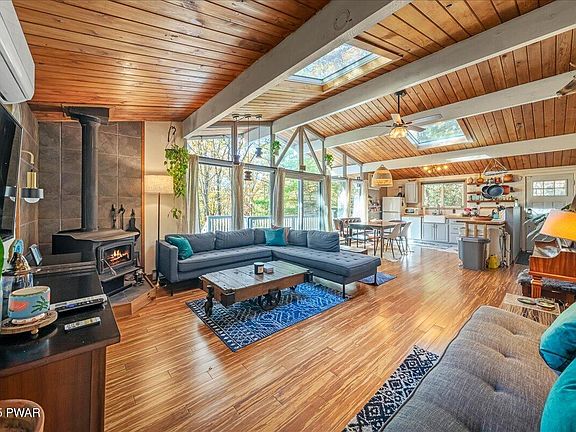 4th image of 543 Clubhouse Dr