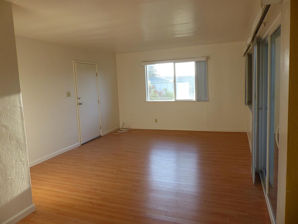 Living room (Pic 1 of 2)