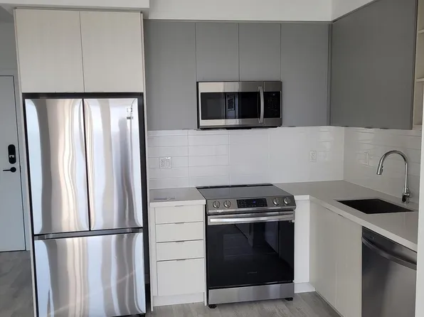 4655 Metcalfe Ave #1801, Mississauga, ON L5M 0Y3