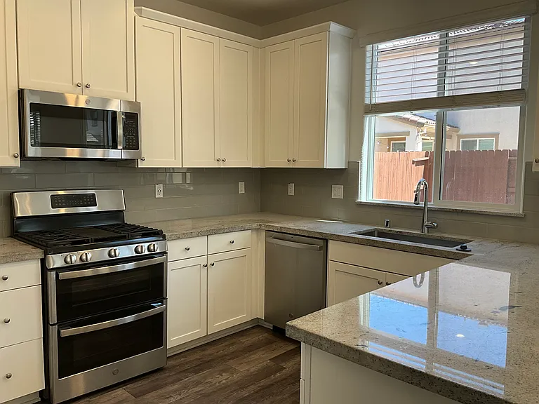 3249 Garibaldi Dr — Photo 3