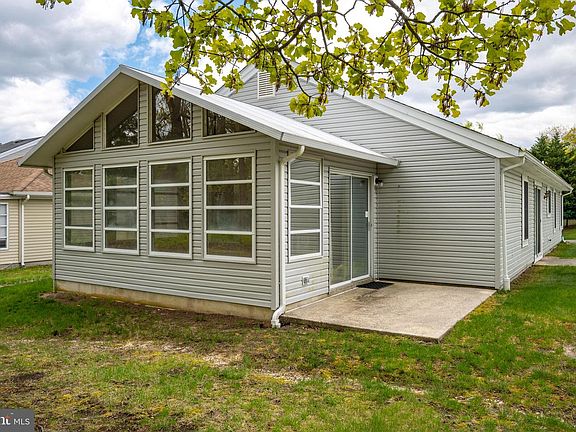 5th image of 98 Pine Oak Blvd