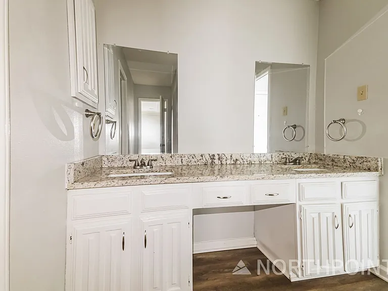 1706 Saint James Dr — Photo 11