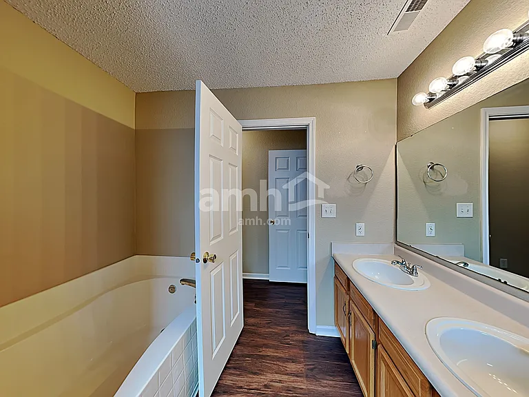 5606 Wood Hollow Dr — Photo 13