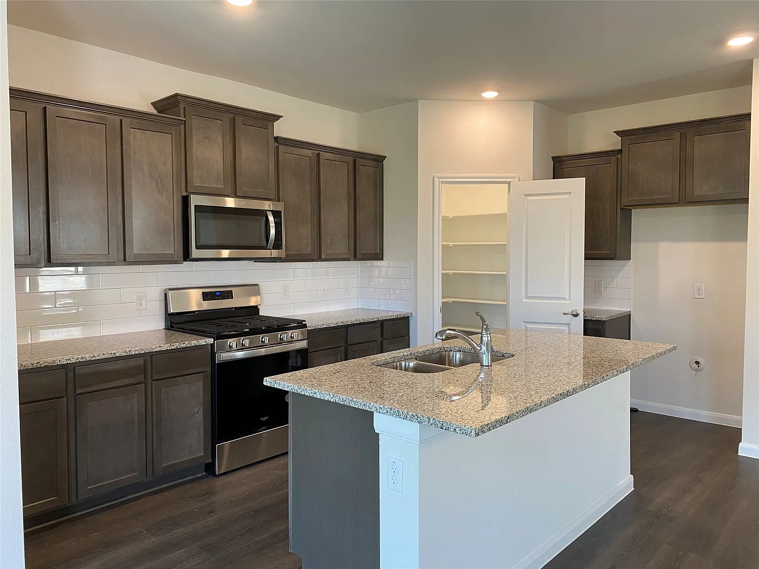 4 bed, 2.0 bath, 1798 sqft, $2,250 — Photo 4