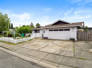 2701 Salmon Cir, Grants Pass, OR 97527