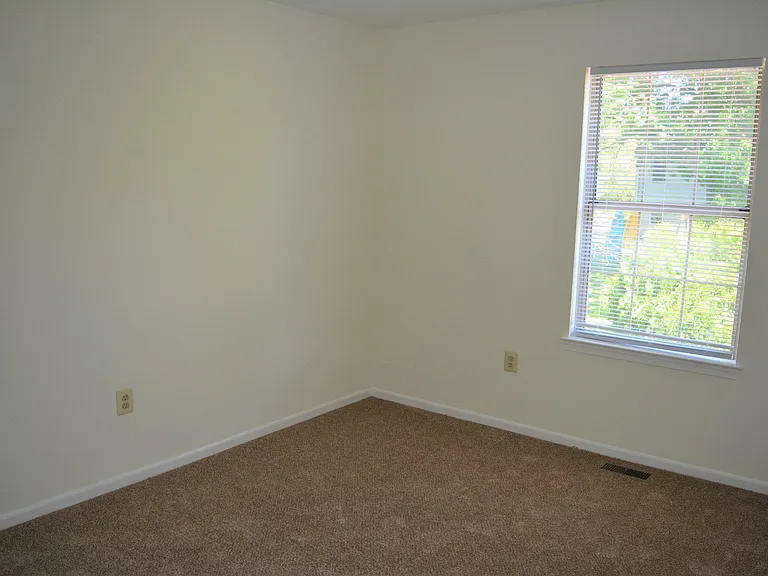 361 Kent Ln — Photo 23