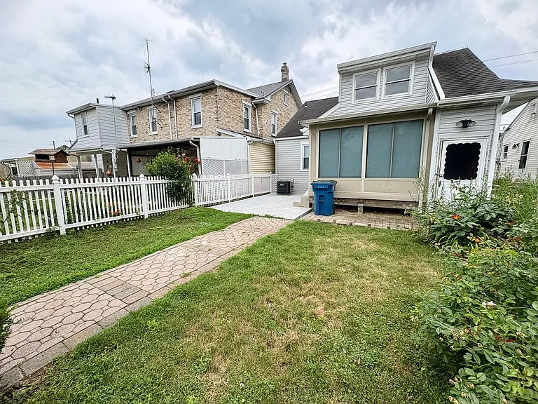 423 W Penn St — Photo 32