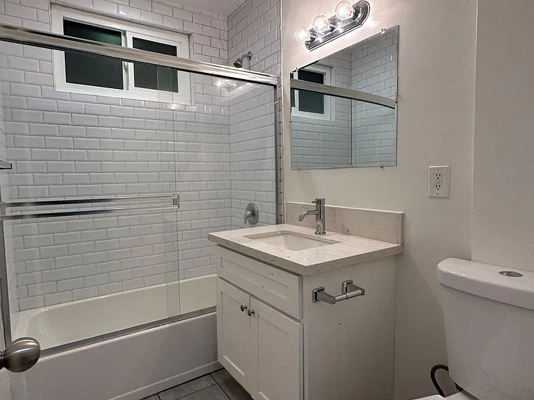 7555 De Longpre Ave #9 — Photo 15