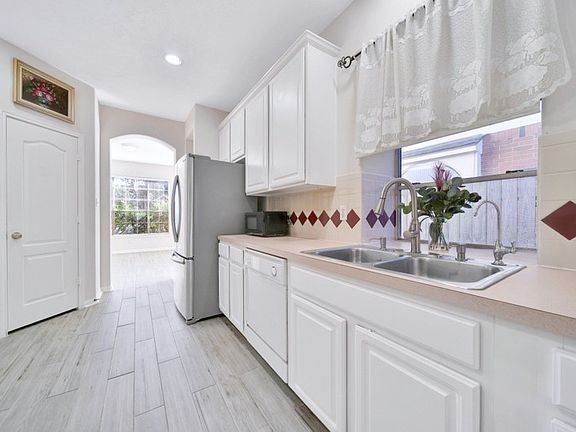 2nd image of 522 Jays Ln #522