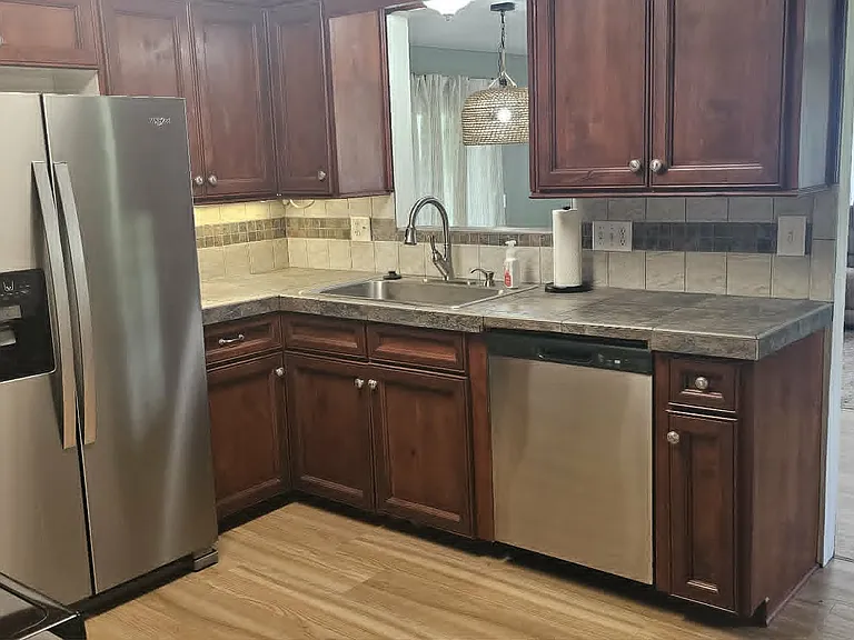1074 Lakeshore Dr W — Photo 7