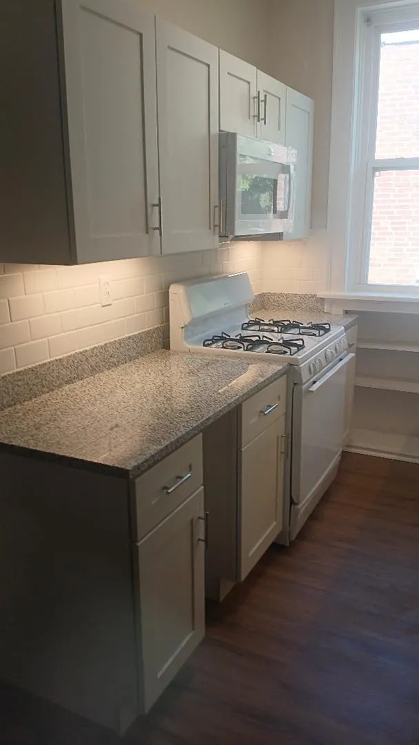 1 bed, 800 sqft, $1,300 — Photo 4