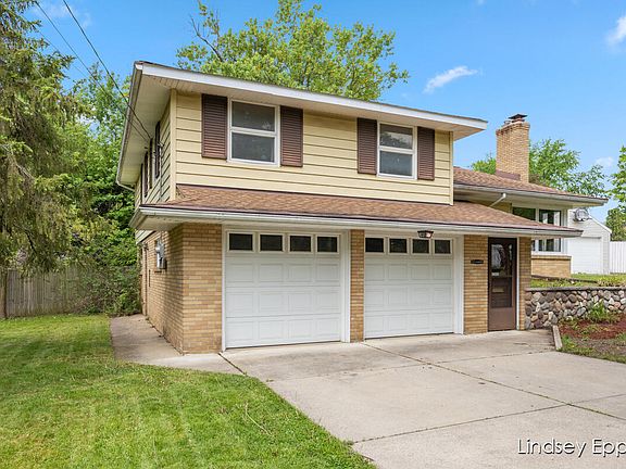 2nd image of 2233 Cambridge Dr SE