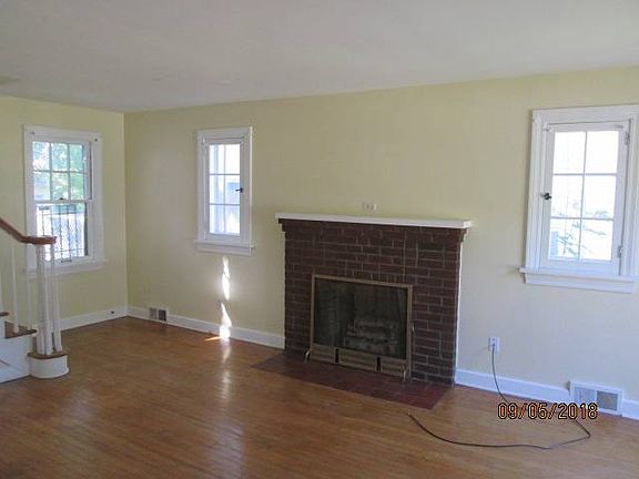 3rd image of 139 E Auburndale Ave