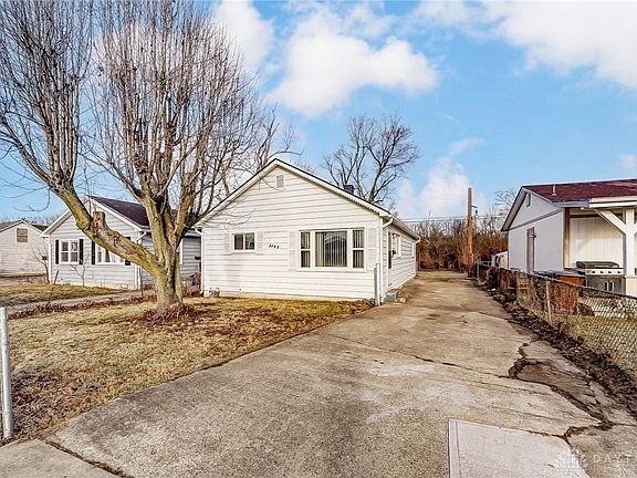 3rd image of 2731 Oneida Ave