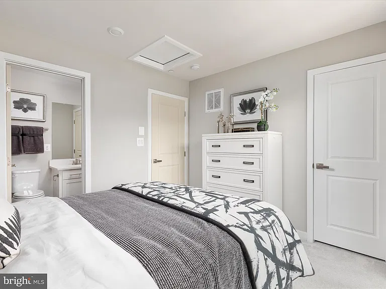 1341 Aspen NW — Photo 6