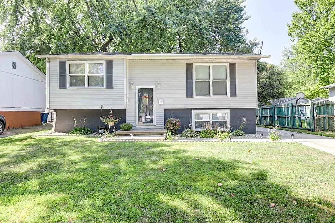 2604 Griffiths Ave photo 1