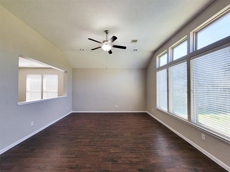 3007 Meadow Prairie St — Photo 3