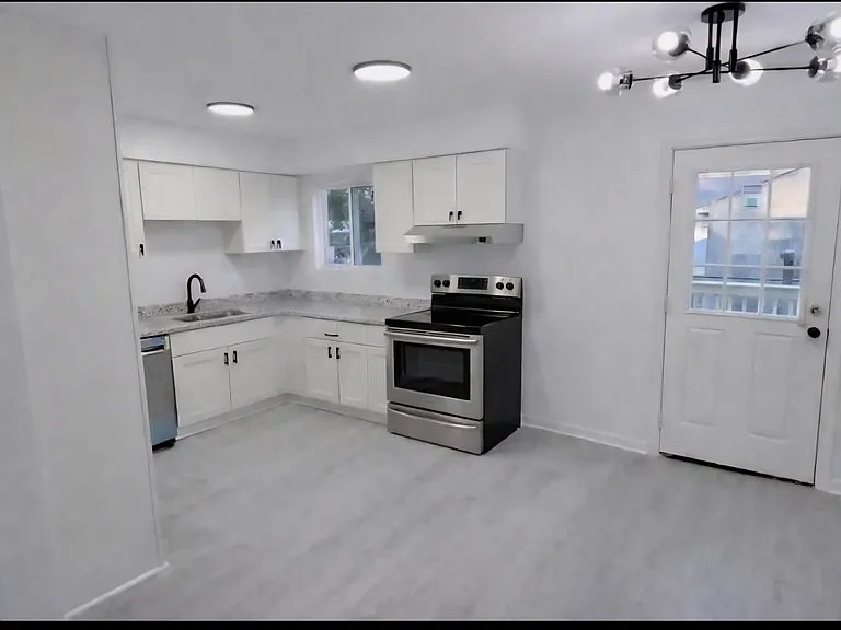1203 Baskerville Ln — Photo 5