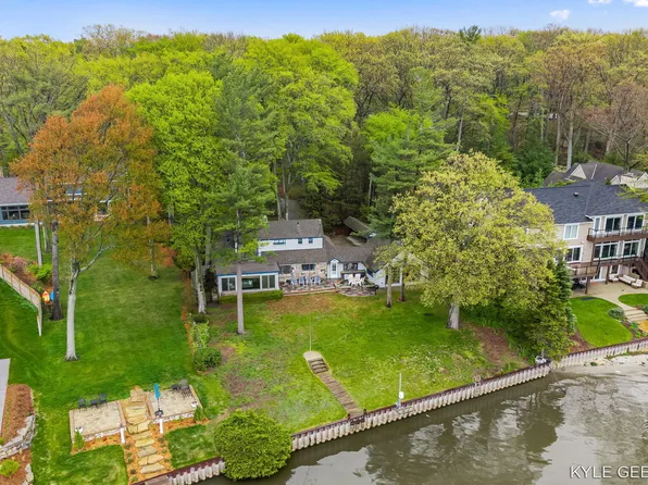 1418 Waukazoo Dr, Holland, MI 49424