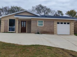 522 NW 19th St, Grand Prairie, TX 75050