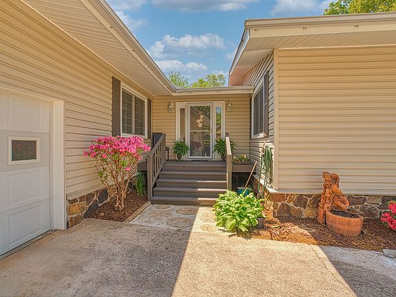 3rd image of 218 Robinhood Dr