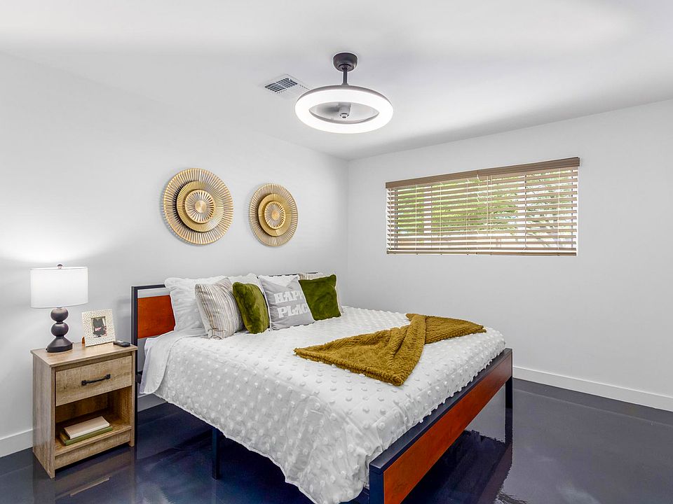 King size bed with LINENS, TV, desk and chair