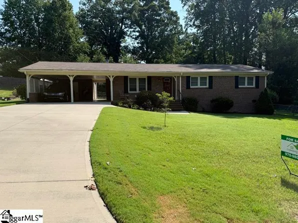 10 Dickens Ln, Taylors, SC 29687
