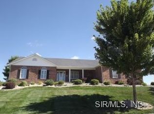 1900 Summerfield Ln, Godfrey, IL 62035