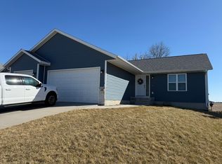 455 68th Ave SW, Cedar Rapids, IA 52404