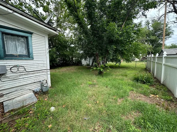 702 E 9th Ave, Hutchinson, KS 67501