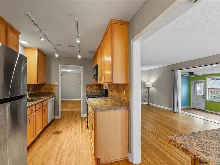 1073 Ivy Rd — Photo 4