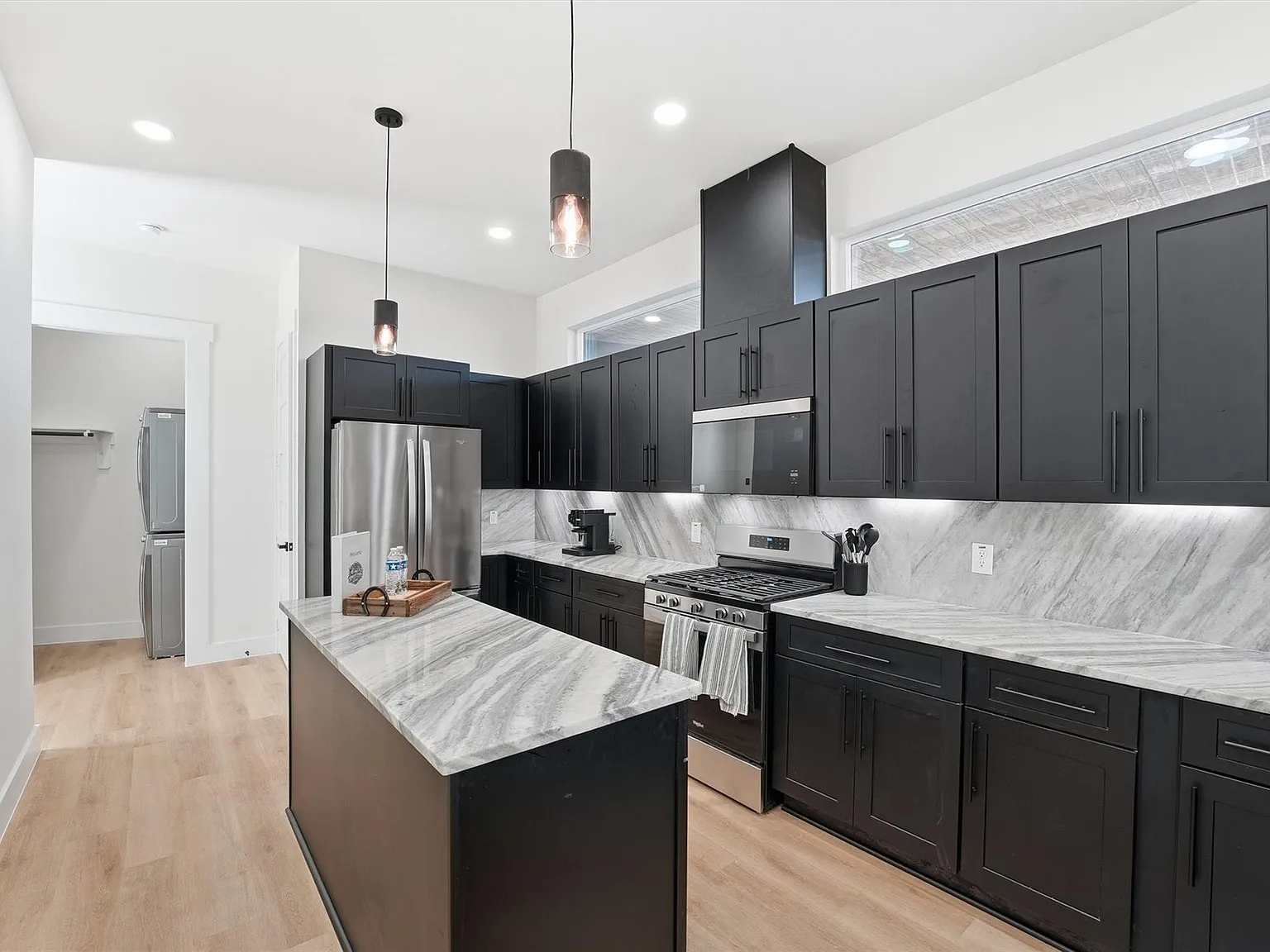3 bed, 2.5 bath, 2091 sqft, $3,000 — Photo 4