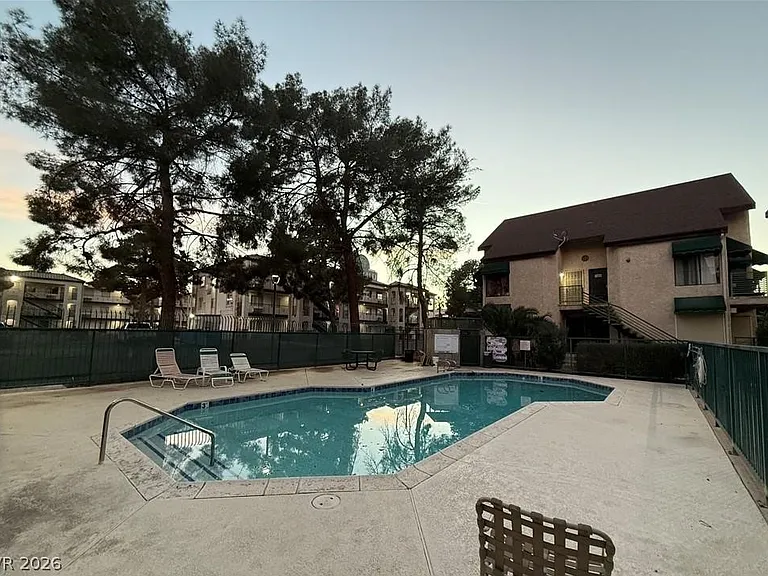 460 Elm Dr #204 — Photo 26