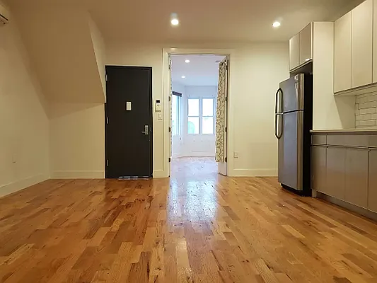 Rented by Greenrock Management | media 28