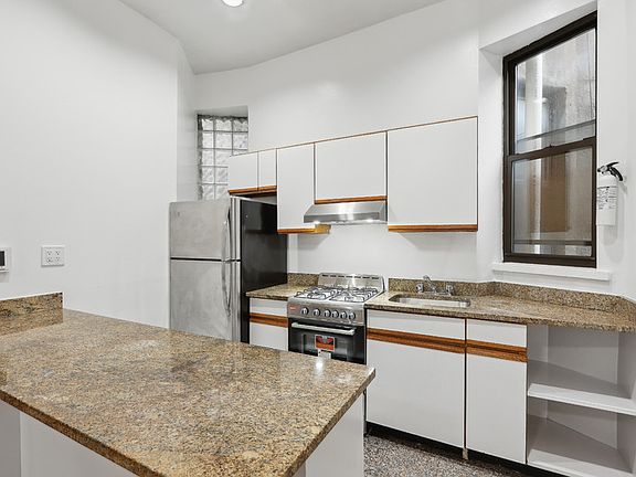 5th image of 858 9th Ave APT 5R