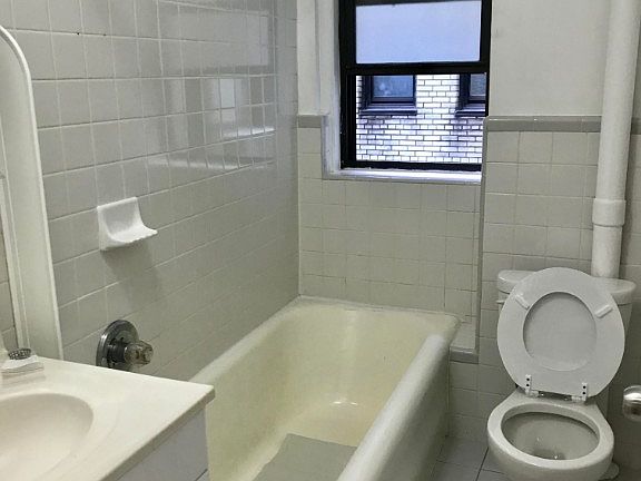 4th image of 135 E 50th St APT 3L