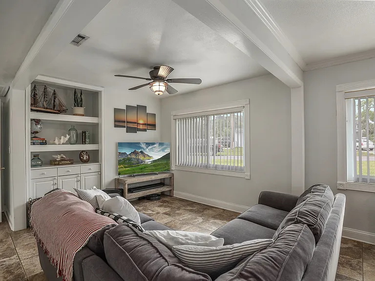 453 Davis St — Photo 10