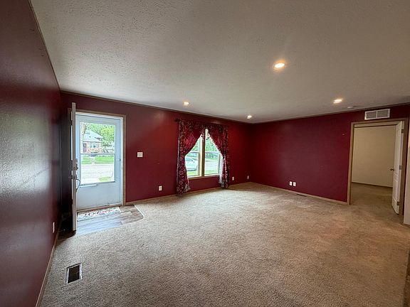 5th image of 751 Dewey St