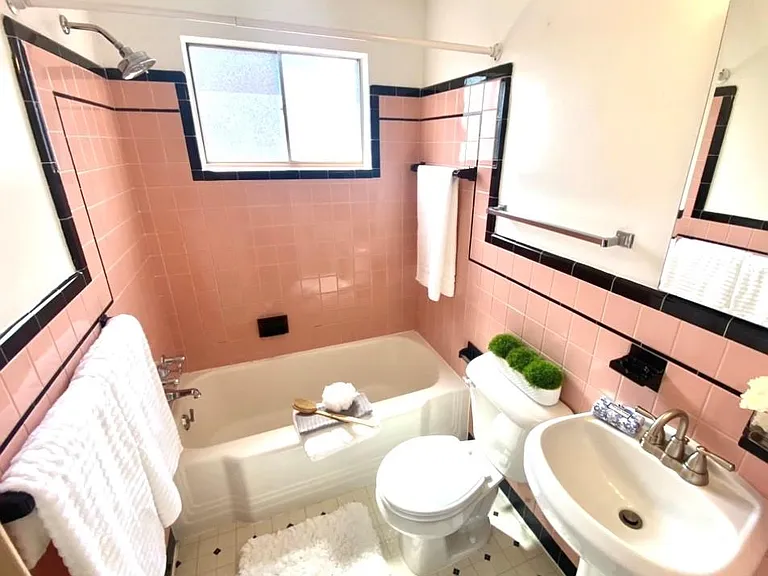 1st Floor full hall bath
