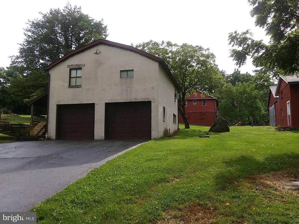 2nd image of 385 River Rd