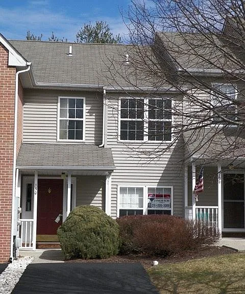 190 Victoria Ct — Photo 1